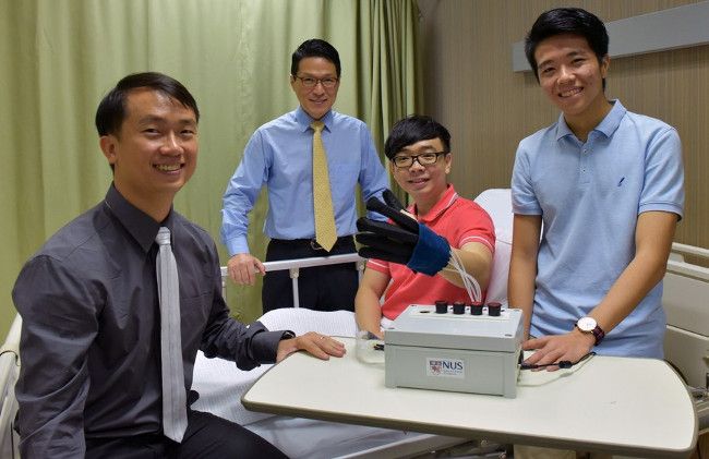 Портативная роботизированная перчатка EsoGlove для реабилитации руки