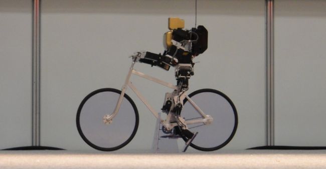 Primer V2 - удивительный маленький робот, способный ездить на велосипеде (+ видео)