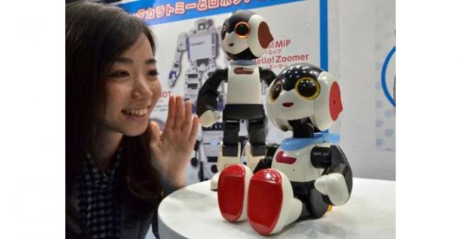 Японский производитель игрушек выпускает маленького робота-гуманоида