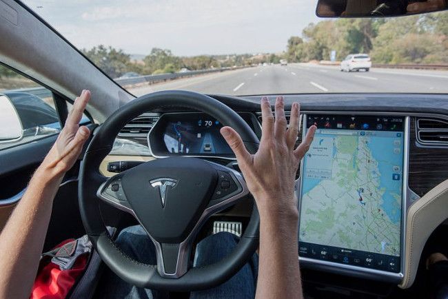 Tesla предлагает обновить компьютеры клиентов для беспилотного вождения