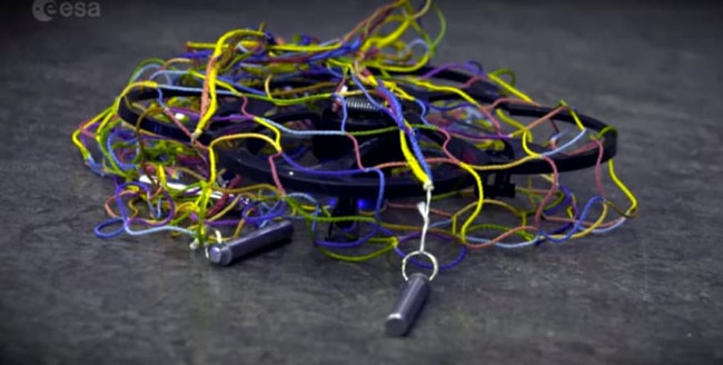 Будущий уборщик космического мусора учится ловить дроны (+ видео)