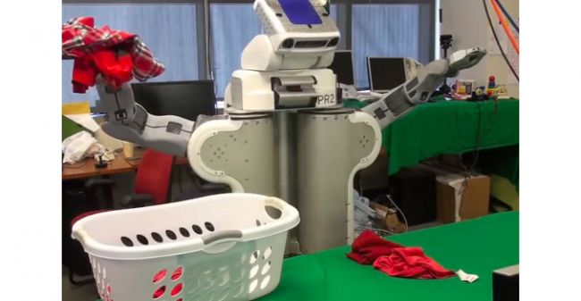 Робот закладывает грязное белье в стирку и складывает выстиранное