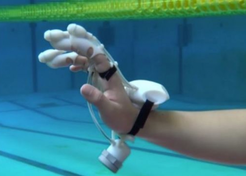 Ориентироваться под водой помогут перчатки.. с сонаром!